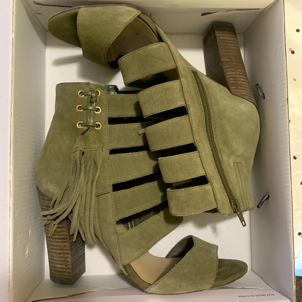Like new GUESS Heels